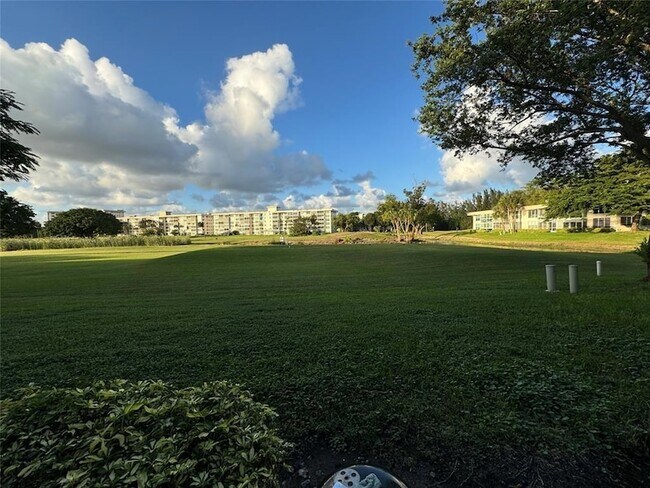 Building Photo - 2601 S Palm Aire Dr