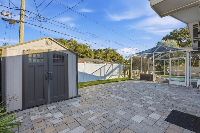 Building Photo - 725 Patricia Ave