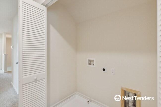 Building Photo - Beautiful End Unit Townhome!