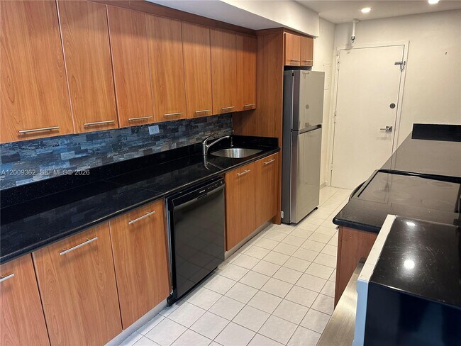 Building Photo - 6039 Collins Ave