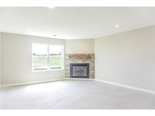 Building Photo - 717 Winterberry Ln