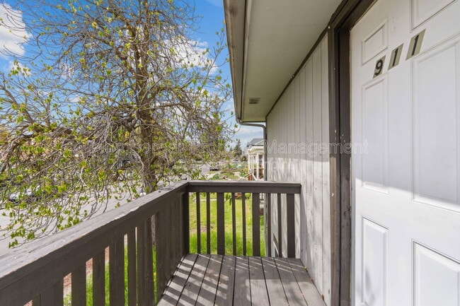 Building Photo - 911 E Bridgeport Ave