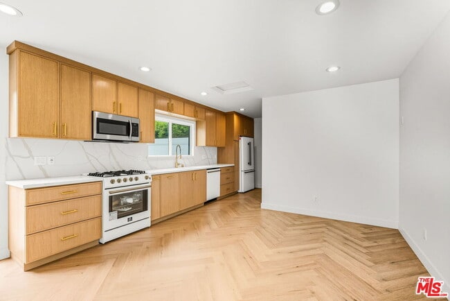 Building Photo - 6327 Babcock Ave