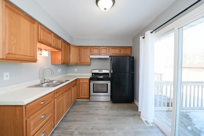 Building Photo - 5266-68 Plaza Ave