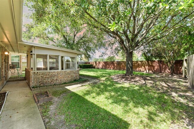 Building Photo - 2618 Parkbriar Ln