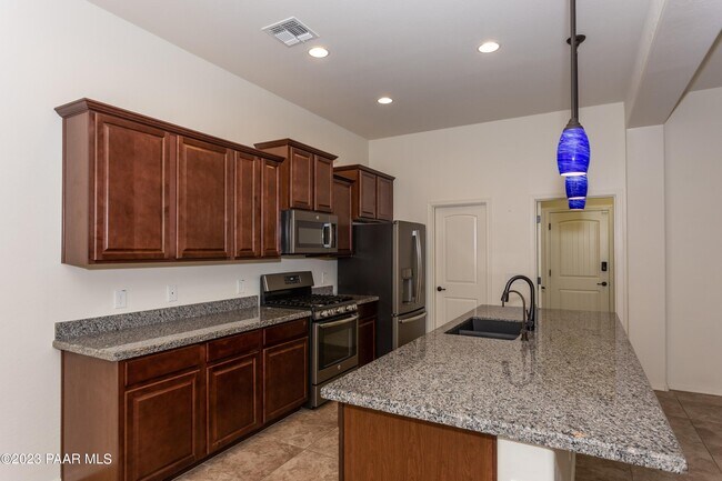 Building Photo - 926 N Gomez St