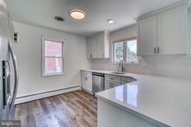 Building Photo - 2166 Lake Dr