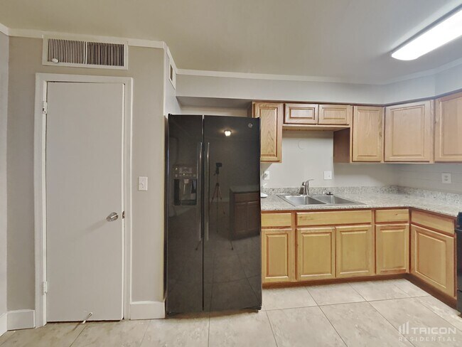 Building Photo - 1649 W Pueblo Ave