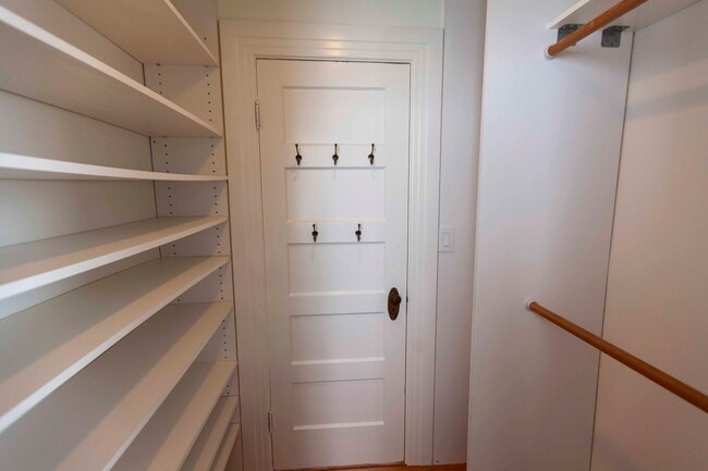 Building Photo - Beautifully Remodeled 3BR 2BA Top Floor Condo in Presidio Heights