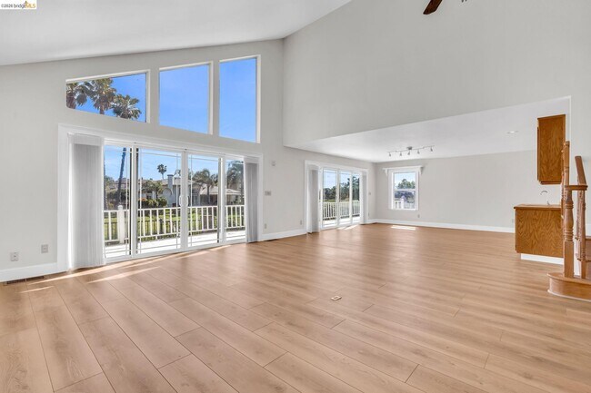 Building Photo - 5650 Edgeview Dr