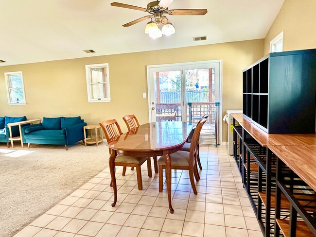 Building Photo - 4 Bed + 2 Bath - Screened in Porch! Pets W...