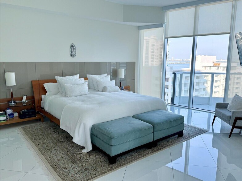 Building Photo - 2020 N Bayshore Dr