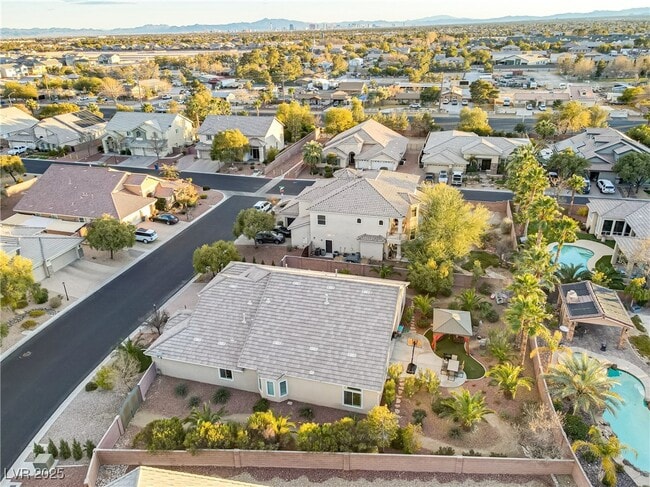 Building Photo - 7215 N Buttons Ridge Dr