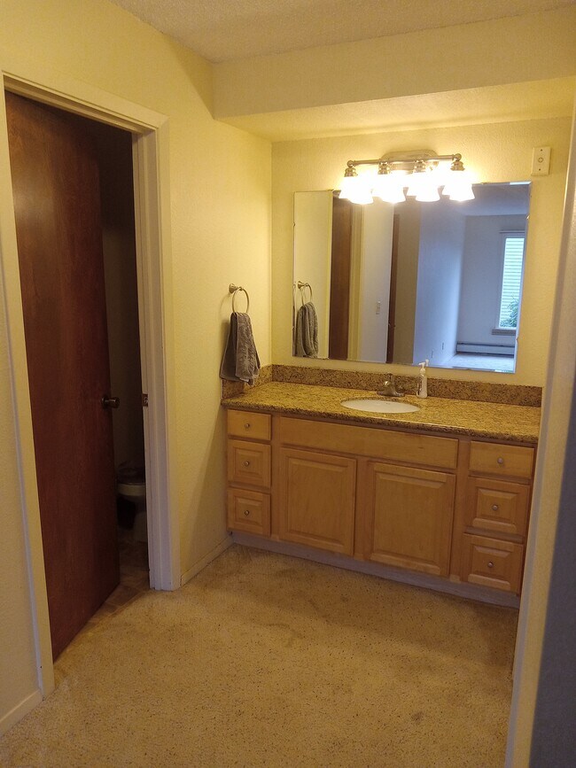 Building Photo - 1300 W 7th Ave