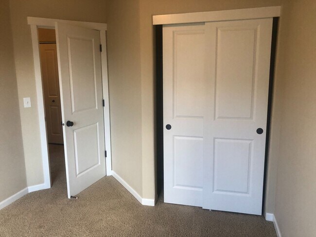 Building Photo - Craftsman Style Townhouse - 3 bedroom, 2.5 bath w/ Bonus Room - Attached Double Garage