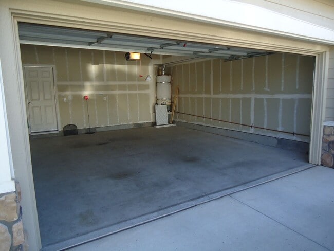 Building Photo - 2 bedroom, 2.5 bath and a loft in a quiet neighborhood