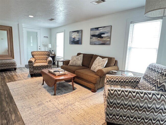 Building Photo - 879 Christmas Rd