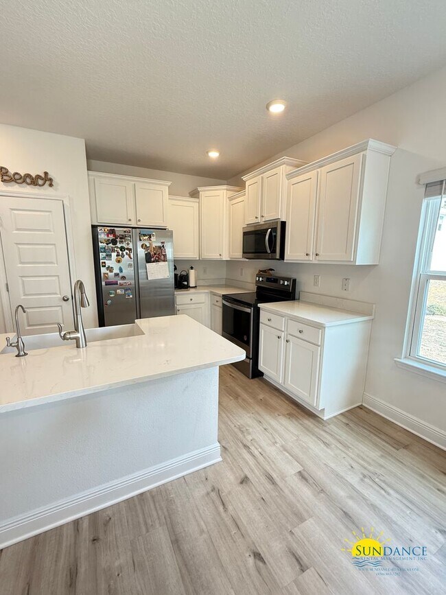 Building Photo - Charming End-Unit Townhome Near Destin Harbor & Crab Island!