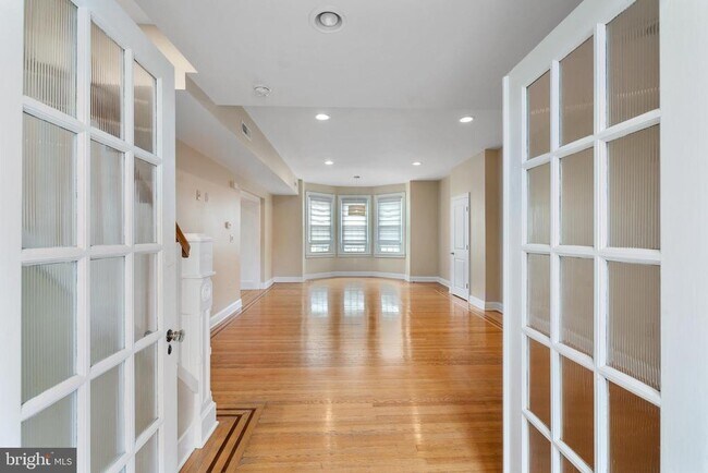 Building Photo - 309 E Girard Ave