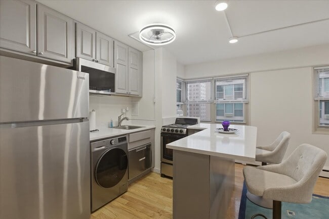 Building Photo - 5630 N Sheridan Rd