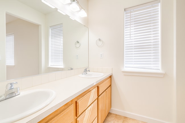 Building Photo - Gorgeous 3x2.5 duplex unit with a fenced b...