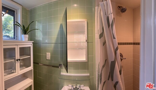 Building Photo - 2731 N Beverly Glen Blvd