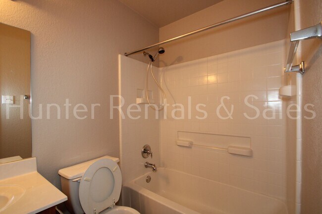 Building Photo - Bridgewood Beauty