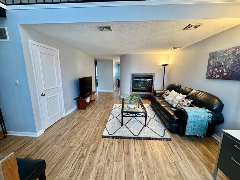 Building Photo - 300 Brittany Farms Rd