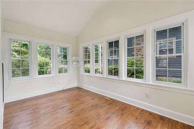 Building Photo - 727 Pelhamdale Ave