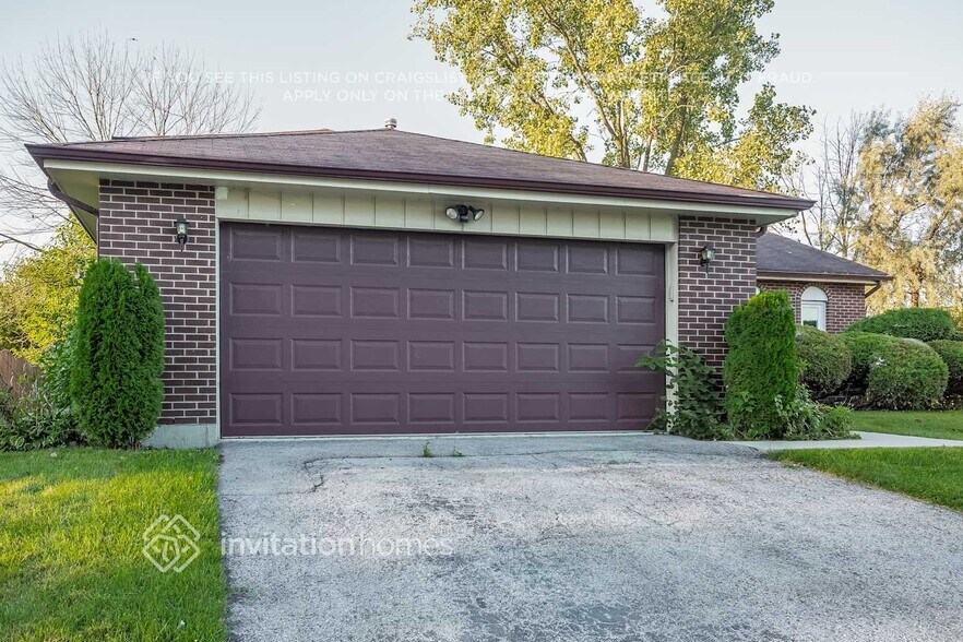 Building Photo - 5447 Yale Ln