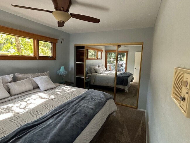 Building Photo - Don't Miss out on a Summer at the Lake.  Beautiful Fully Furnished Waterfront Home available July...