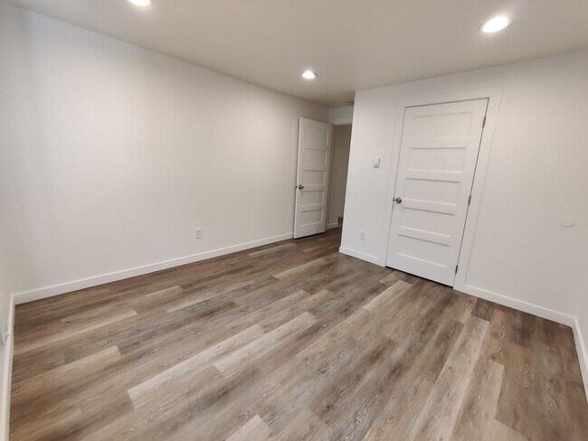 Building Photo - 509/511 Montana Ave