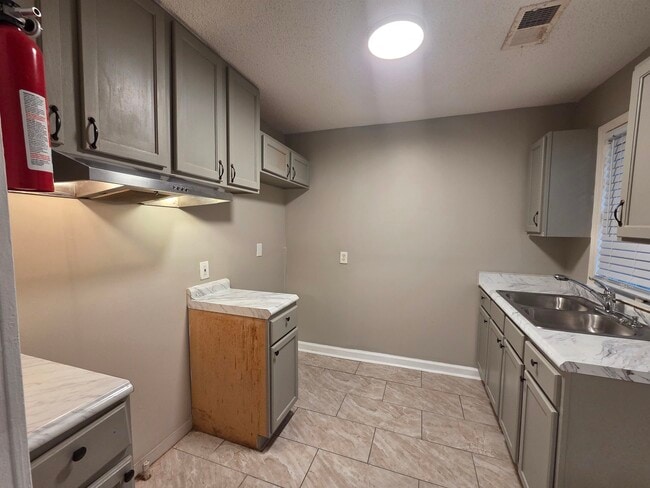 Building Photo - 983 Brower St