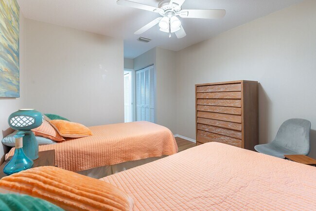 Building Photo - Conveniently located, furnished, 2 Bed, 2 ...
