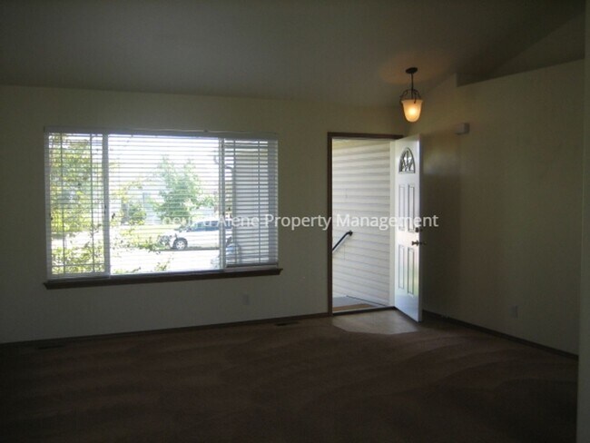 Building Photo - 3 bed house in Fieldstone!