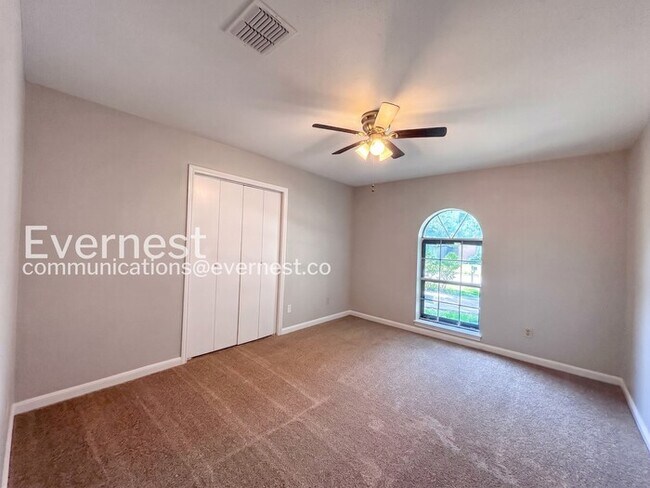 Building Photo - 3 Bed/2.5 Bath Home with Fenced Yard & Detached Garage / Pet-Friendly / Available Now!