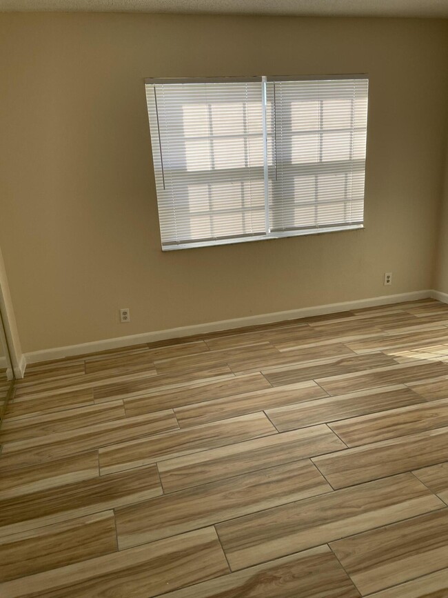 Building Photo - 1520 SE Royal Green Cir