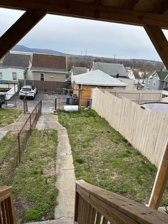 Building Photo - 548 N 3rd St