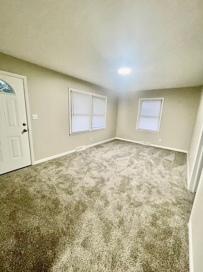 Building Photo - Welcome to this charming 3-bedroom, 1.5-bathroom home located in the desirable Newton, NC.