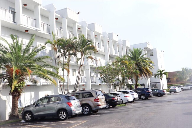 Building Photo - 3000 Sunrise Lakes Dr W