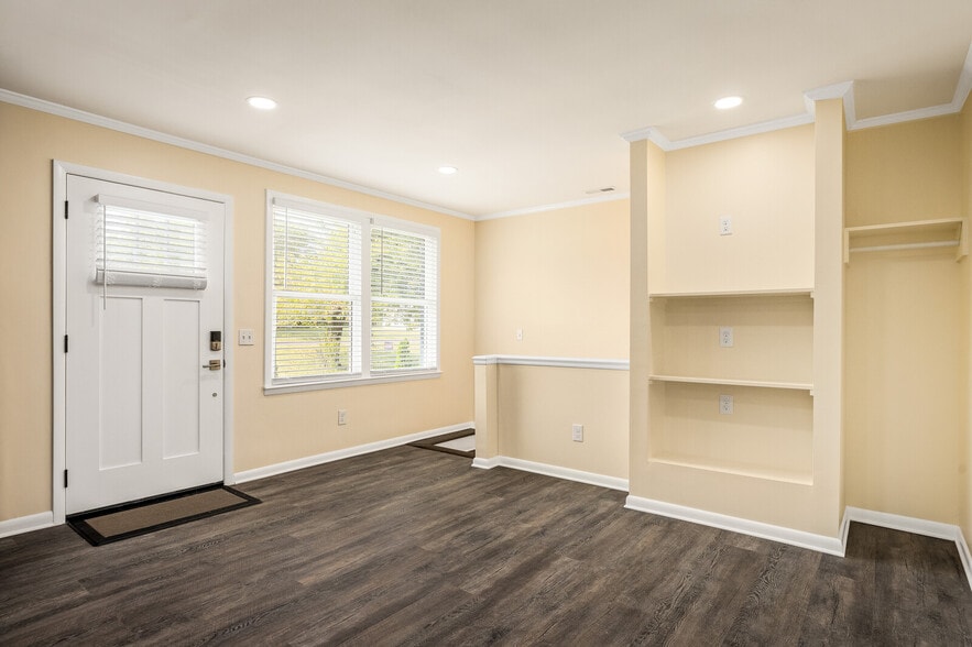 Building Photo - 2112 Sanborn Dr