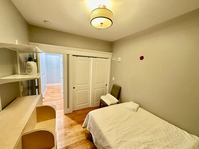 Building Photo - 11 S Mason St