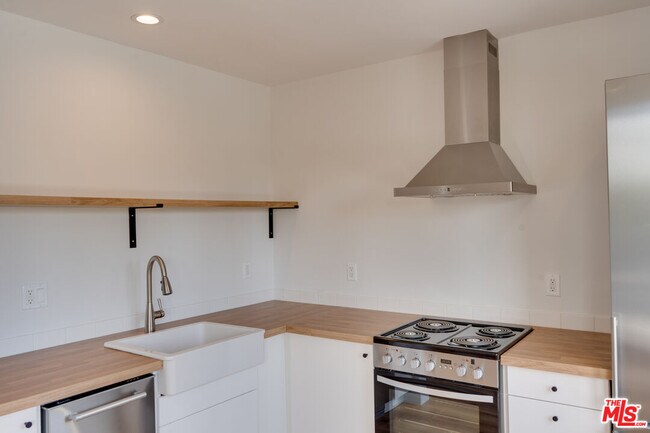 Building Photo - 5935 Chula Vista Way