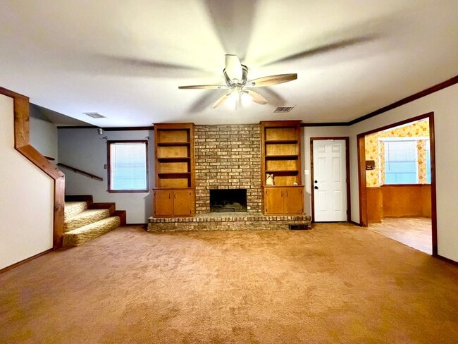 Building Photo - Impressive 5 Bedrooms & 3 full Bathroom Home