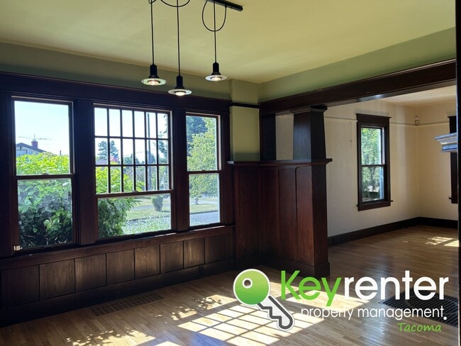 Building Photo - One of a Kind Craftsman House in Tacoma!