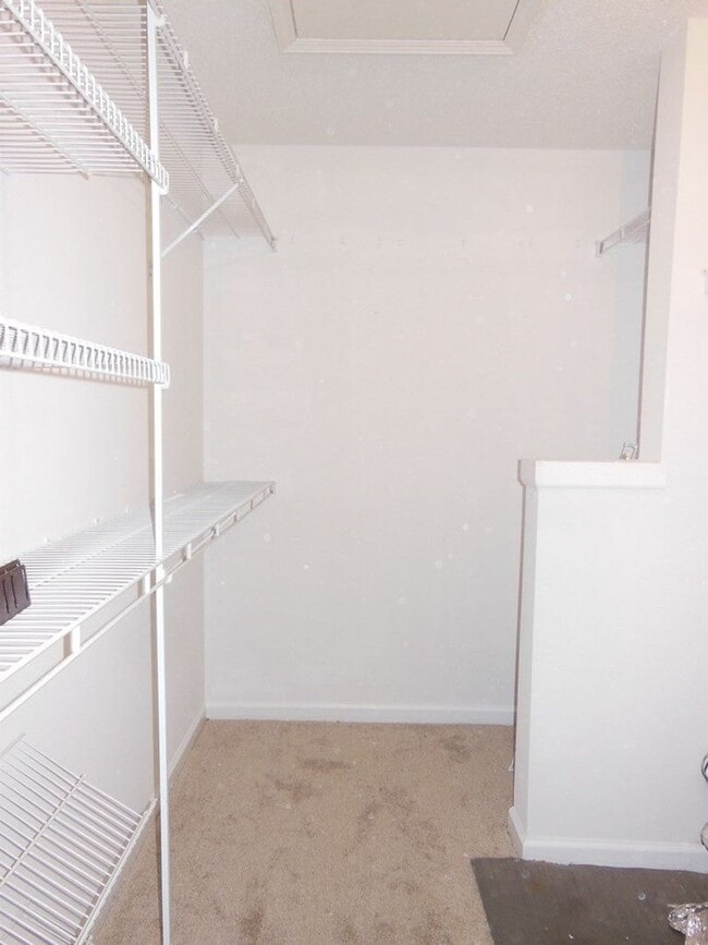 Building Photo - 2 Bedroom 2 Bath Townouse