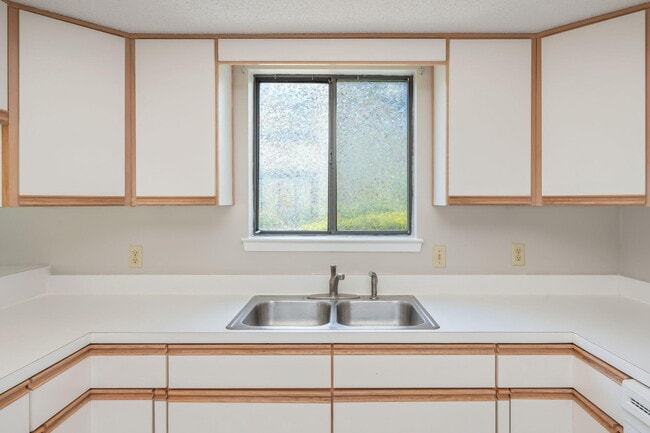 Building Photo - 1219 Oakmont Dr
