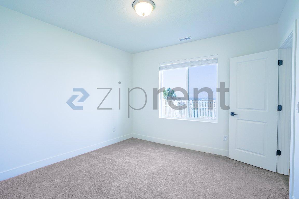 Building Photo - Unit B