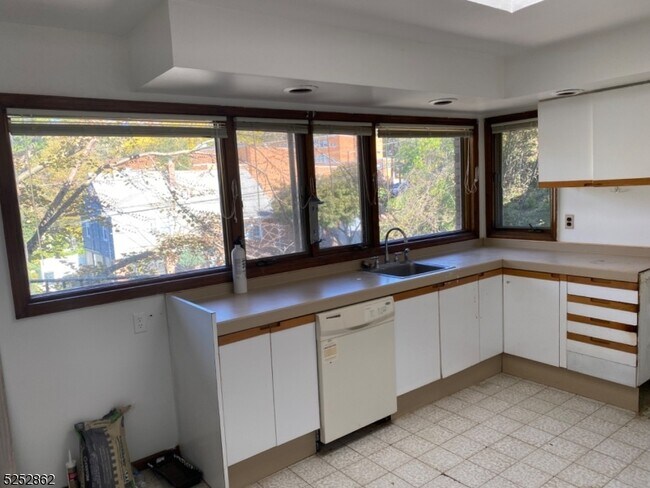 Building Photo - 350 E Harriet Ave