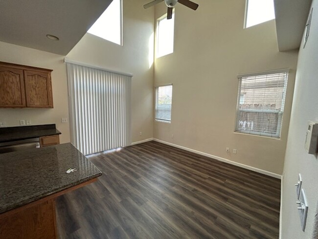 Building Photo - 2-story renovated condo ** MOVE IN SPECIAL...